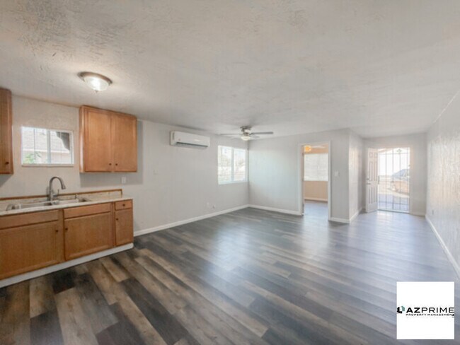 Foto del edificio - FREE FIRST MONTH'S RENT MOVE IN SPECIAL!  Inviting 1/1 Phoenix Triplex Unit with Modern Upgrades!