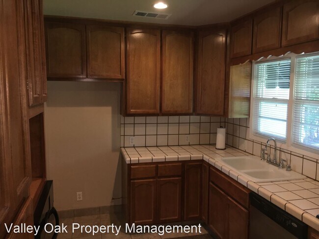 Foto del edificio - 3 br, 1 bath House - 1126 Wellesley