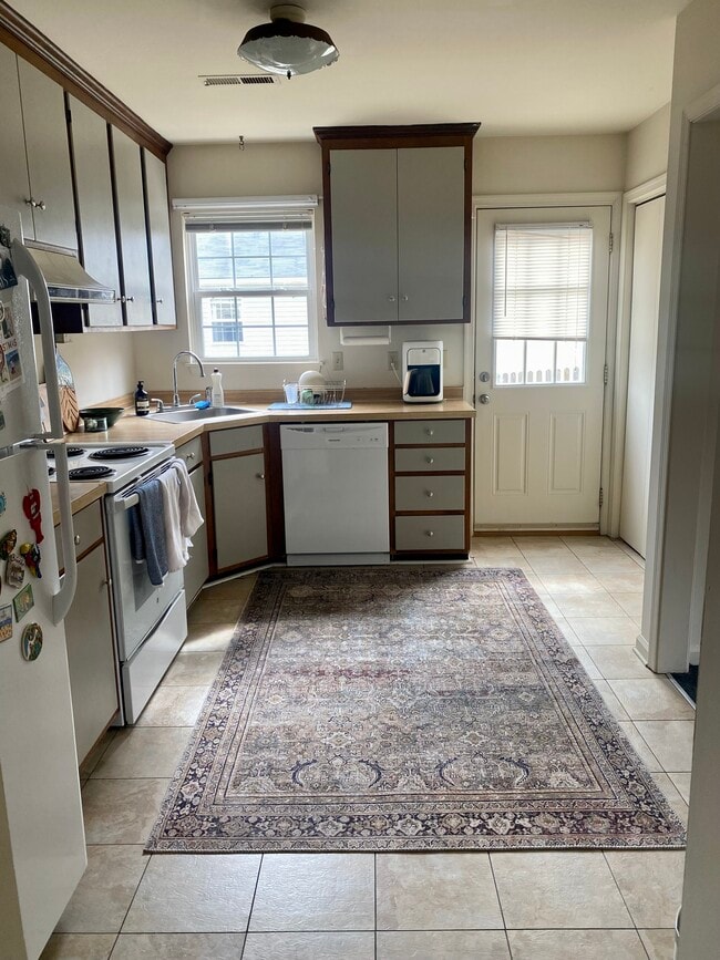 Building Photo - 1102A Grove St