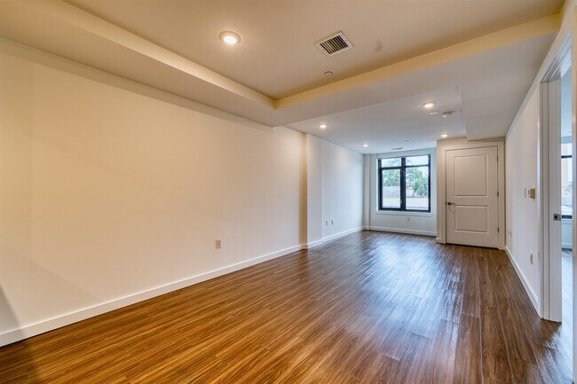 Building Photo - 957 Broadway