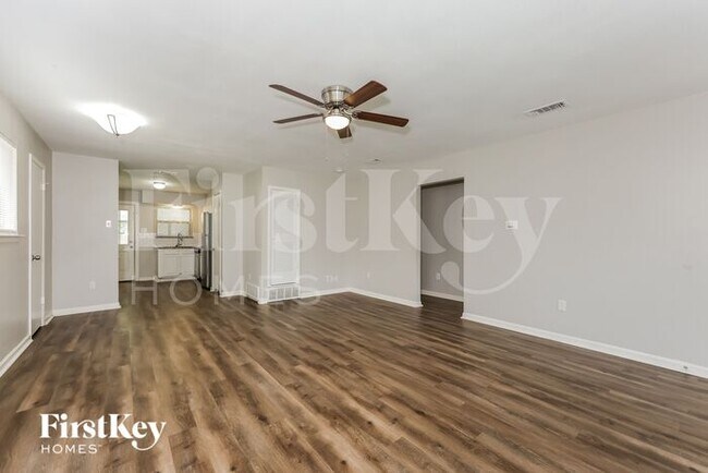 Foto del edificio - 5932 Lalagray Ln