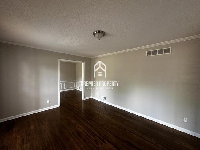 Building Photo - 3044 S Mendenhall Rd