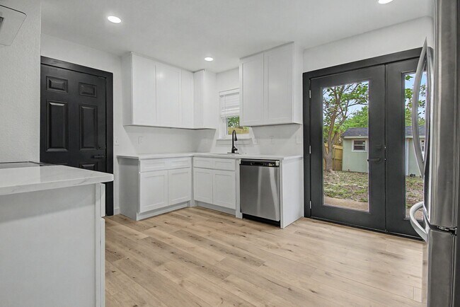 Foto del edificio - 4 bedroom 2 bath completely remodeled