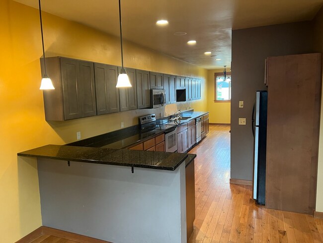 Foto del edificio - GORGEOUS, Spacious 3 bedroom, 2.5 bath condo