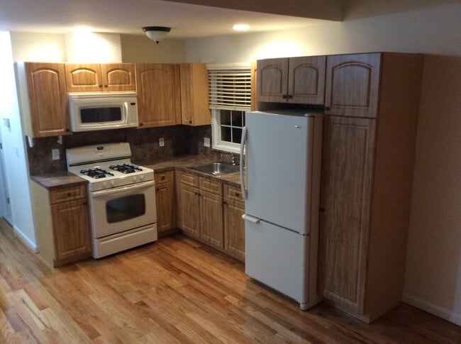 Kitchen - 98 Leslie Ave