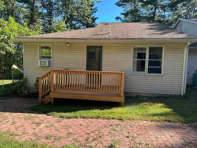 Foto del edificio - 208 Long Pond Rd