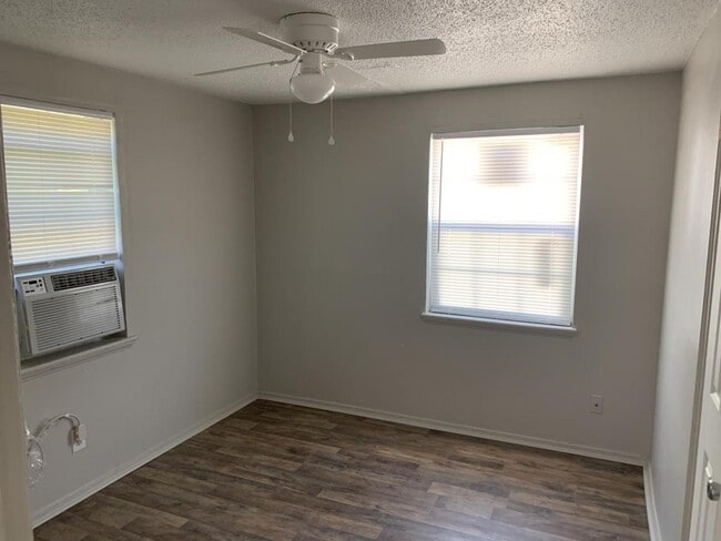 Foto del edificio - 3633 Mistletoe Ave