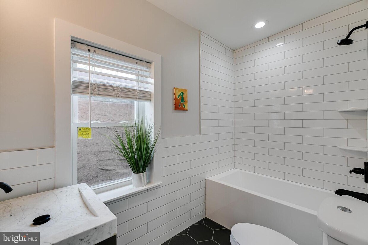 Foto principal - 2139 E Hagert St