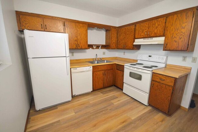 Building Photo - Lower Unit in 4Plex Available Now, Garage ...