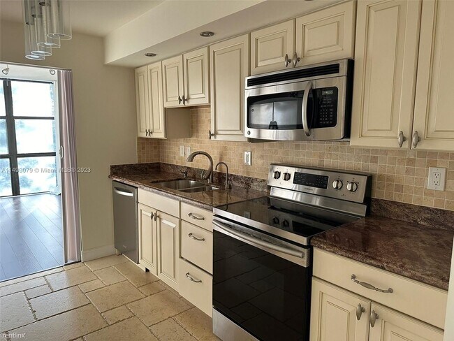 Building Photo - 3 br, 2 bath House - 1000 Parkview Dr Apt 531