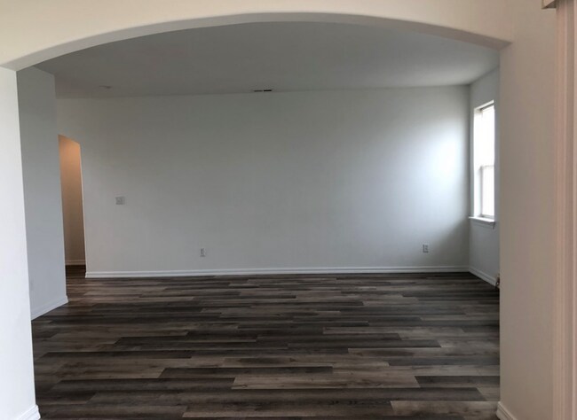 Building Photo - Large 3 Bedroom Home in Park Orchard Neigh...