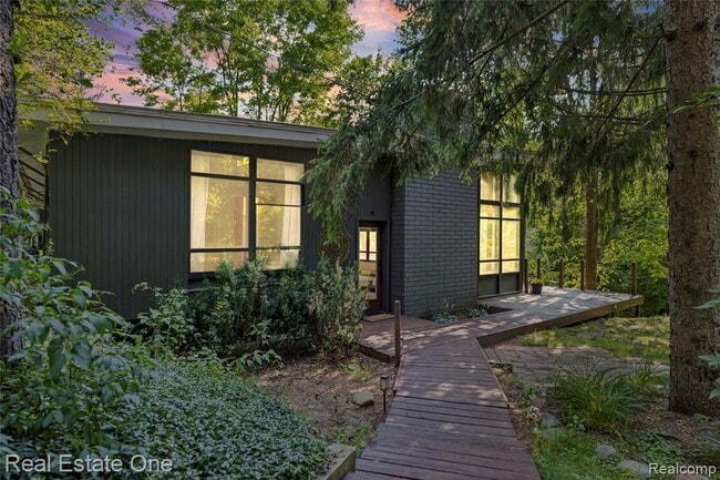 Building Photo - 3954 N Ellamae Rd
