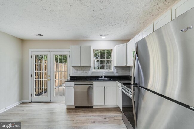 Foto del edificio - 4311 Drake Ct