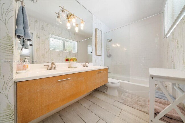 Building Photo - 341 Island Dr