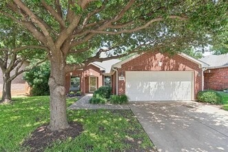 Building Photo - 706 International Dr