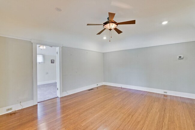 Foto del edificio - Single Family 3 Bed 2 Bath House in Santa ...