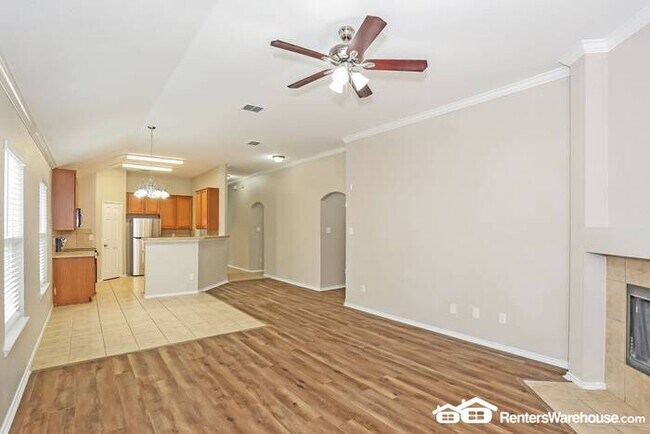 Building Photo - Newly renovated spacious 4 bed/2 bath, wit...
