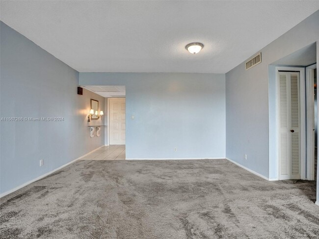 Building Photo - 3050 N Palm Aire Dr
