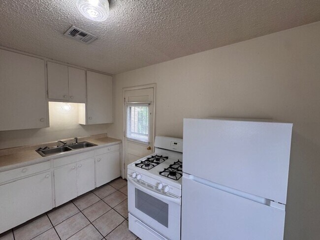 Foto del edificio - Norman 2 bed cutie, clean and ready for move in!  covered porch and storage shed!