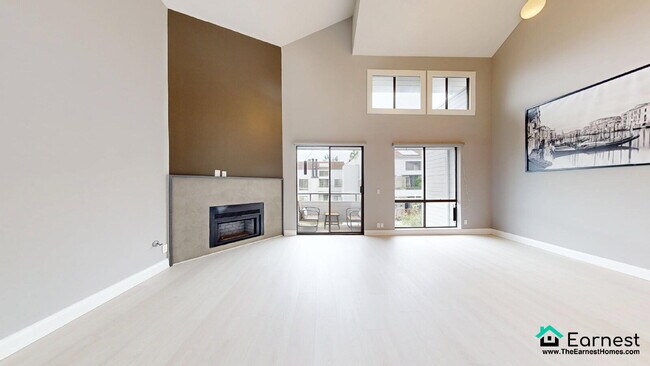 Building Photo - Spacious 2-Bedroom Upper-Level Condo in Pr...