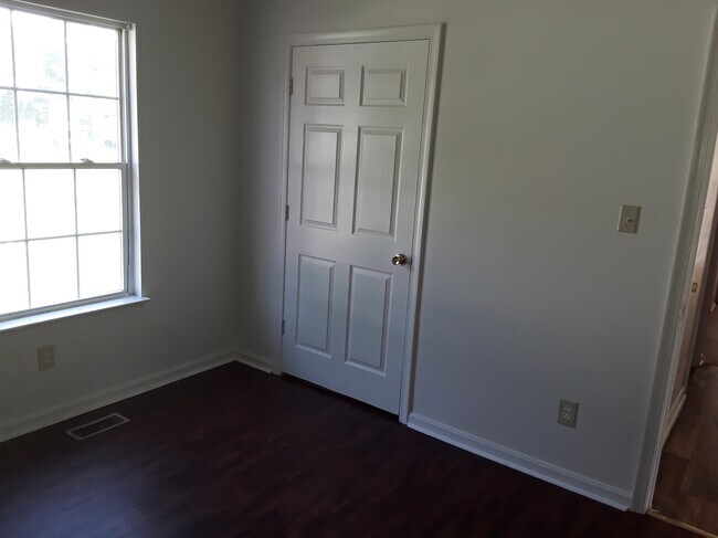 Building Photo - 160 Lancaster Creek Dr