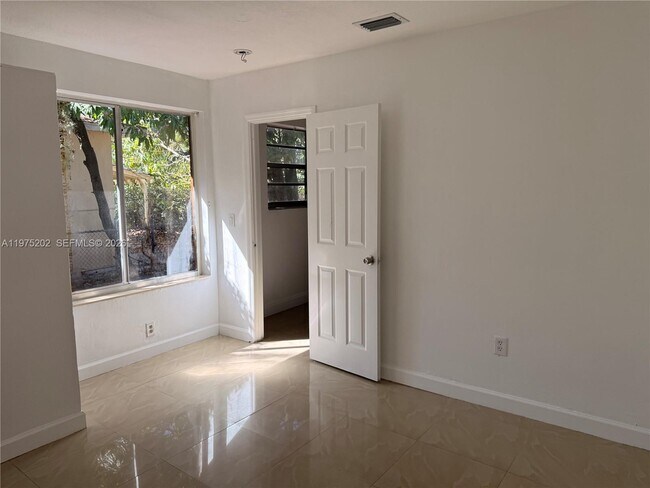 Foto del edificio - 313 NE 57th St