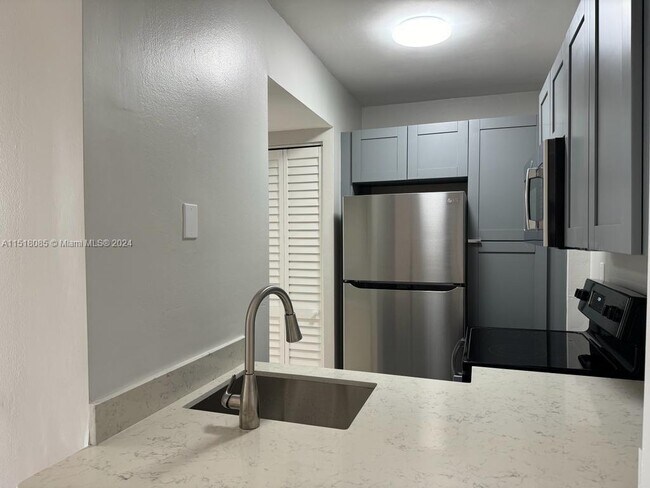 Foto del edificio - 8185 NW 7th St