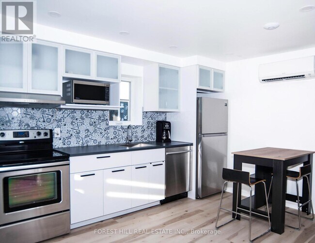 Building Photo - 214 Blackthorn Ave