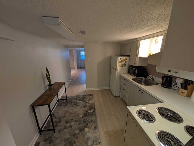 Building Photo - 44 Rosevear Av