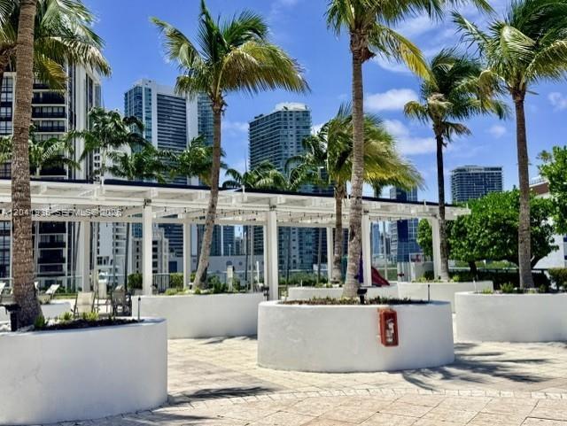 Foto del edificio - 601 NE 36th St