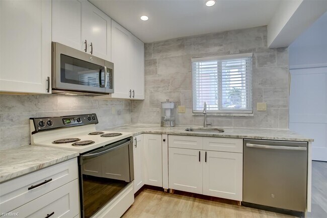 Building Photo - 2 br, 2 bath Condo - 1450 N Riverside Dr A...