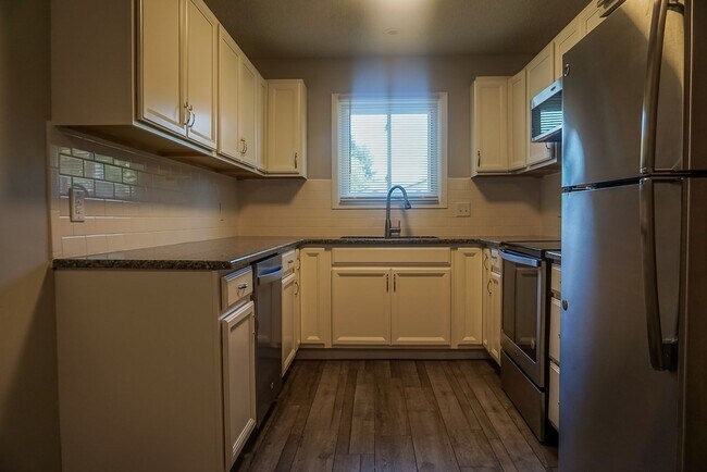 Foto del edificio - 3700/3702 N 22nd St Duplex