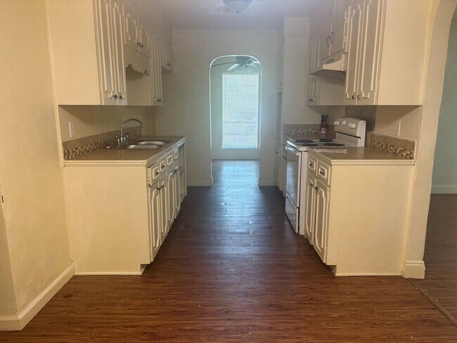 Building Photo - 951 Metairie Rd