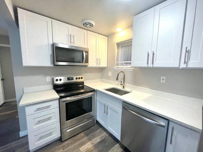 Building Photo - 1215 Queen Anne Ave N