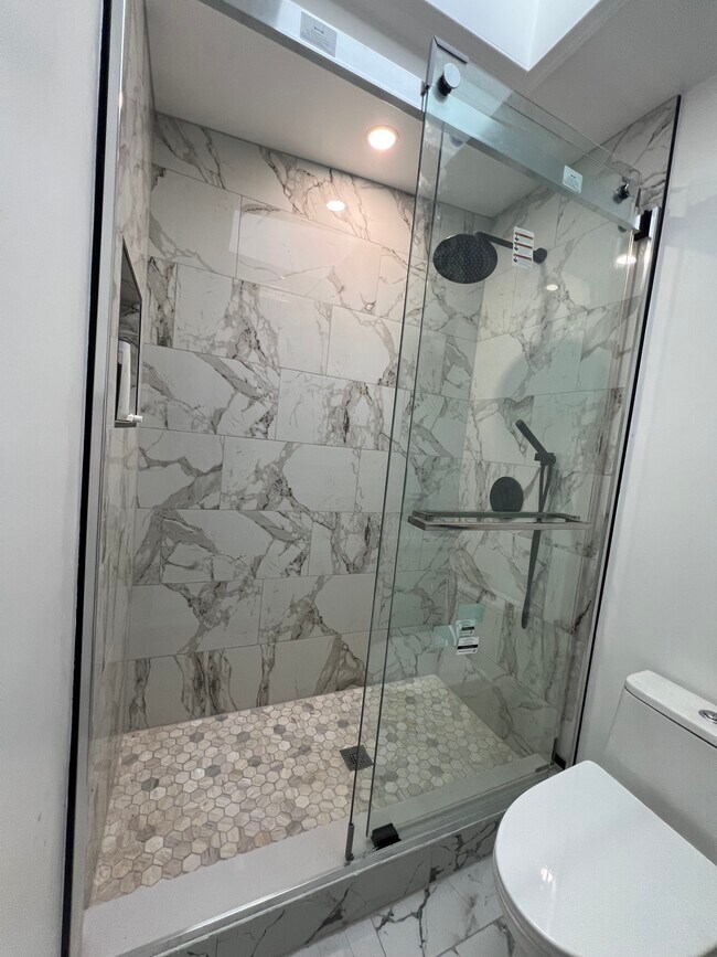 Unidad de 1 dormitorio - cabina de ducha - 1861 Mintwood Pl NW