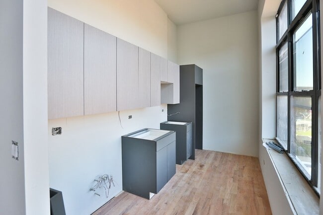 Foto del edificio - Brand New Studio in Wicker Park. 12' Ceili...