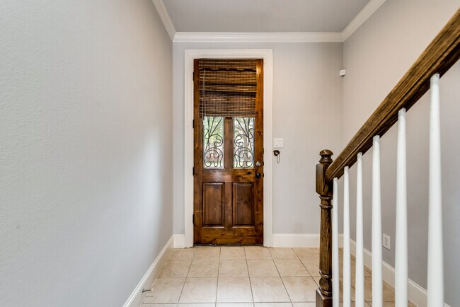 Building Photo - 691 Senda