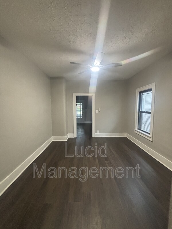 Foto del edificio - 1029 Queen Ave