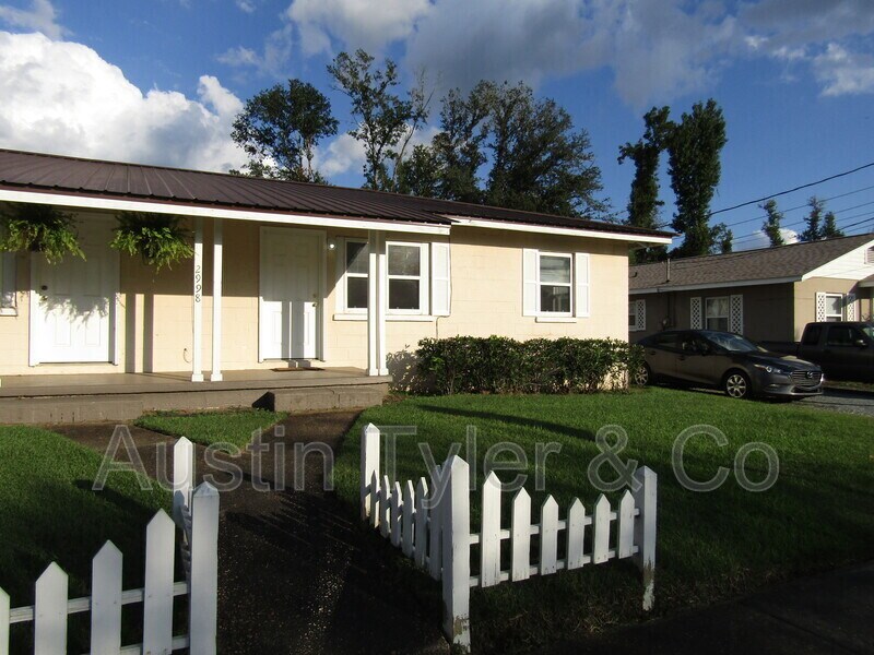 2998A Smith St, Marianna, FL 32446 Condo for Rent in Marianna, FL