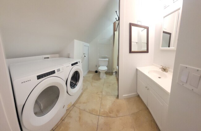 Foto del edificio - Large Studio Apartment in St. Anthony