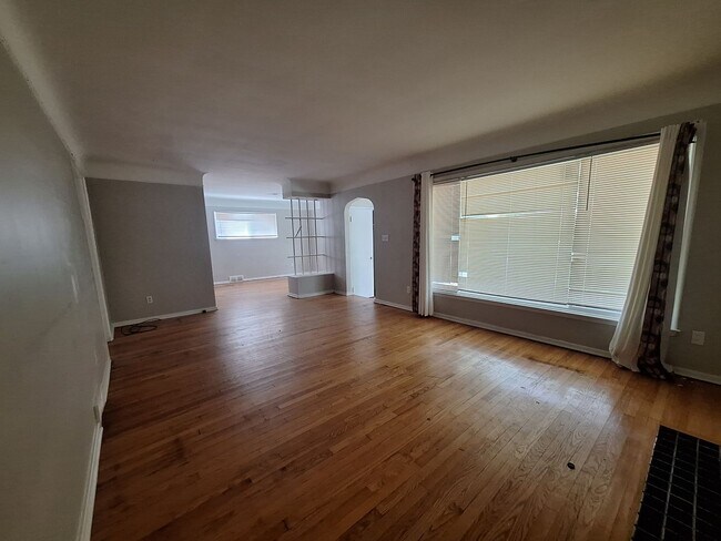 Foto del edificio - 14510 Greenview Rd