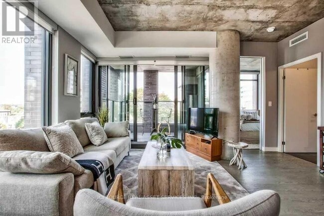 Building Photo - 111 Bathurst St