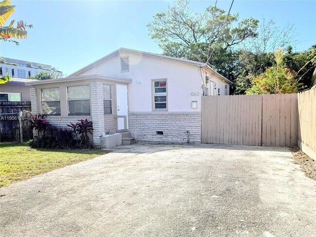 Foto del edificio - 1062 NE 38th St