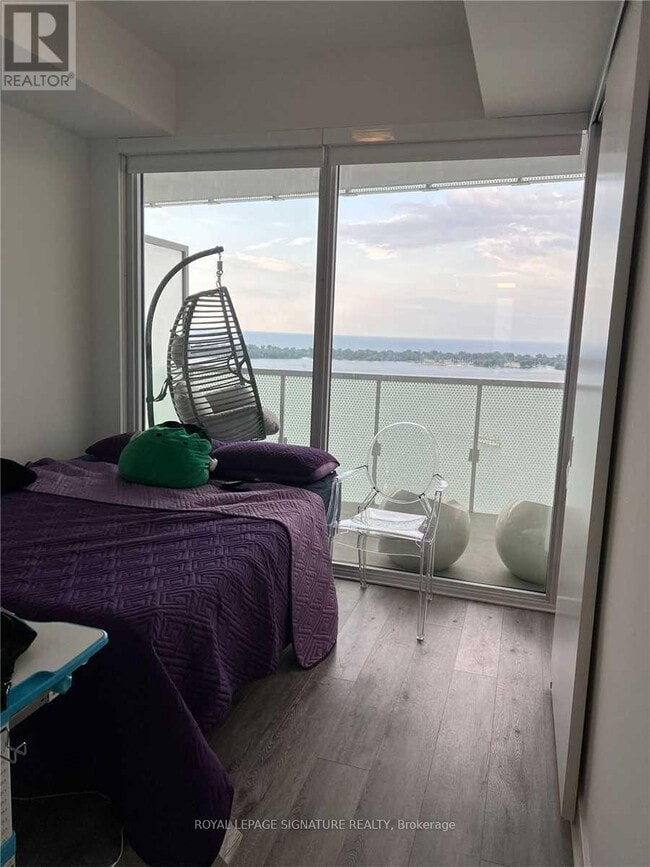 Photo du bâtiment - 15 Queens Quay E