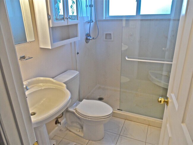 Foto del edificio - Charming Castro Valley Home: Spacious Livi...