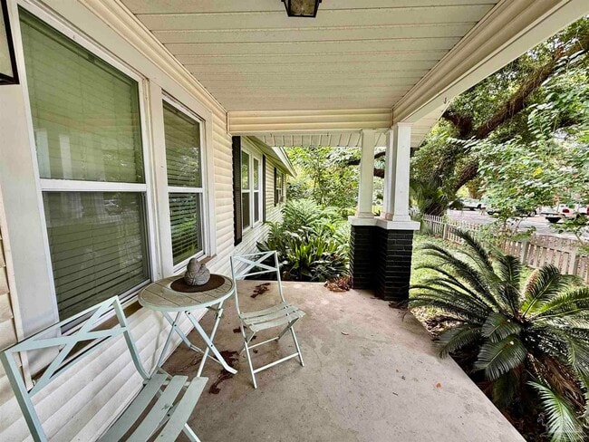 Building Photo - 2624 W De Soto St
