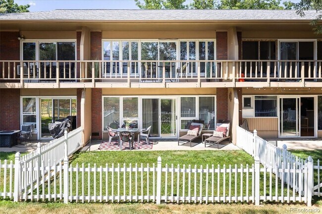 Foto del edificio - One Bedroom Condo Walking Distance to CU with Fenced Backyard and Flatiron Views!