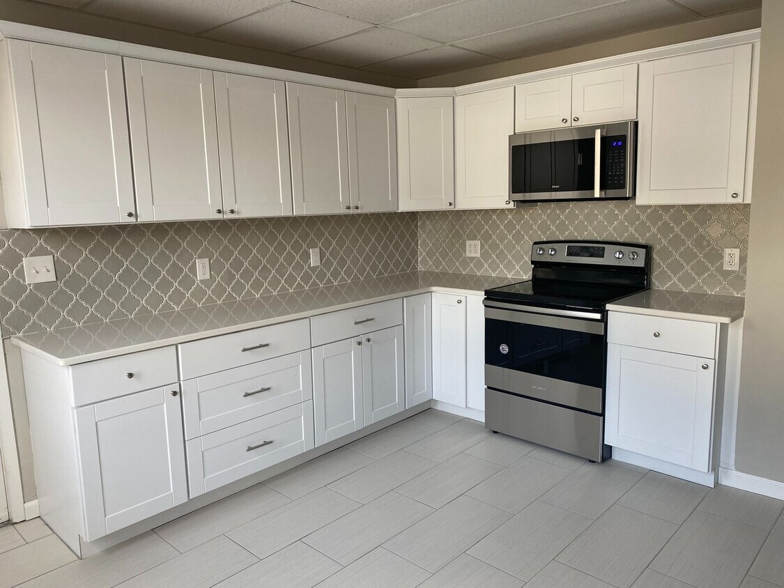 820 Main St Unit Left Side, Dickson City, PA 18519 Room for Rent in