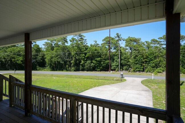 Foto del edificio - Charming 3-Bedroom Home with Coastal Count...