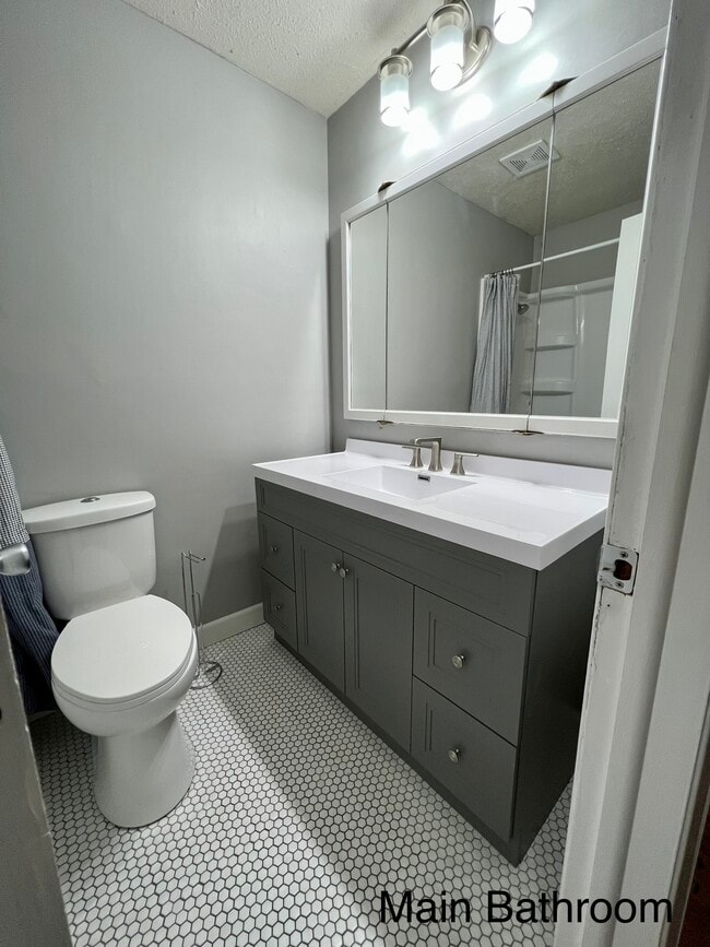 Building Photo - 2116 E Regency Plz